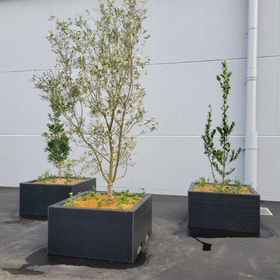 Planters that can accommodate large sizes and curved shapes. Manufactured in-house from board materials, offering low cost and short delivery times!