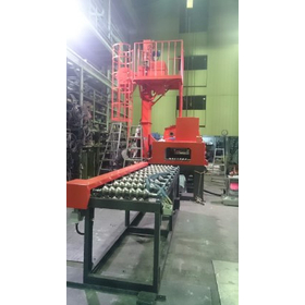 Conveyor-type blasting equipment for removing black scale and scale from steel materials.