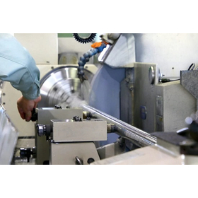 Supports up to 2500mm! Grinding work for hydraulic cylinders and cranks.