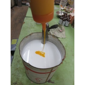 Technology for coloring PVC liquid vinyl chloride resin and processing products in small lots.