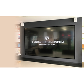 A low-cost, lightweight large LCD display that can be used in various scenes.