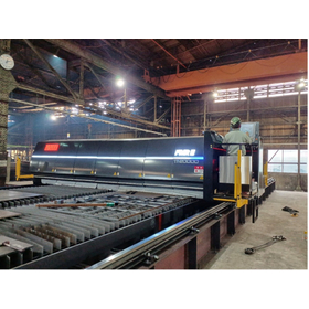 今回導入した20kwファイバーレーザ切断の調整時の様子