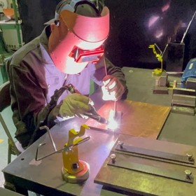 溶接実技訓練の様子