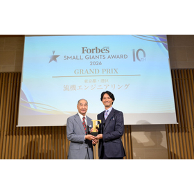 代表取締役の西村聡(右)と創業会長の西村章(左)