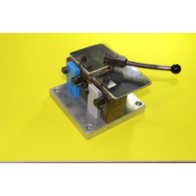 ワーク厚みのばらつきに対応した保持治具