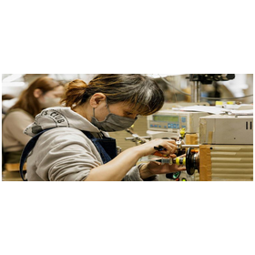 巻線機を使い、電線の位置を目と手で微調整する作業風景