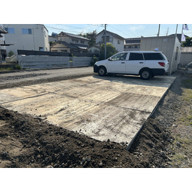 ハイパーCLT敷板を臨時駐車場に使用した様子