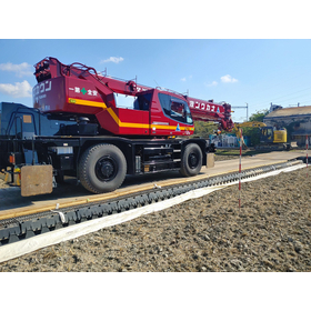 大型クレーンや重機が、ハイパーCLT敷板の上を走行しても問題ない。