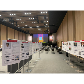 会場内の受賞者パネルブース