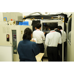 ご希望があれば量産機の紡糸も体験していただけます。