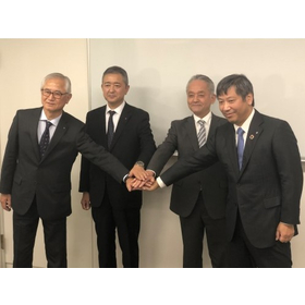 From the right: President Inoue of Makino Milling Machine Co., Ltd., President Tajima of Tajima Light Metals, Executive Director Kimizuka of Hinode HD, President Asai of Hinode Water Supply Equipment.