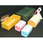 食品と言っても、和菓子、洋菓子、生菓子といった、商品の種類の違いによってそのイメージは多様です。
食品用紙パッケージでは、イメージに合わせたパッケージの製作はもちろん、内容物への衝撃を最小限に抑えることも重要なポイントとなりますので、使用する紙素材は慎重に選定する必要があります。