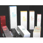 化粧品の紙パッケージの場合、店頭での色あせ防止はもちろん、清潔感・高級感など、留意しなければならない点が多くあります。
パール、ホイルといった光沢のある材料を使用することで高級感を引き出したり、プレスコート、UVコート、PP貼などの表面加工を施すことで艶出しをしたりすることで特徴のある商品に仕上げます。
その他、艶消し・箔押し・エンボスなどの加工も対応しております。
