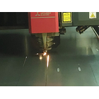 最新のCAD/CAMで作成、多品種少中量生産に対応し、ワンストップ生産で高品質の製品をお届け
ファイバーレーザー加工機とマーキング装置を組み合わせたレーザー切断加工FAシステムを完成させました。366トンの鋼板（SS400、HT590、その他種種）を保管し、顧客のニーズに合せ「リアルタイム」に対応出来るシステムです。
発振機は8KWの高出力レーザーを搭載しているので、軟鋼なら25mm、ステンレス25mm、アルミ10mm等、板サイズは最大2ｍ*4ｍまで対応可能です。
プログラムも最新のCAD/CAMで作成致しますので高品質の製品をお届け出来ます。その他、プレス加工、シャーリング加工、ベンダー加工、ロールベンダー加工、ロボット熔接加工、製缶熔接加工、機械加工等を中心に一貫した生産システムを設備しており、鋼板材料の切断加工ー曲げ加工ーロボット熔接加工ー製缶熔接加工を行う製造加工工場です。