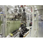 大ロットのブロー成形に適したロータリー成形機を提案させて頂きます
数個から十数個の金型を円心円上に並べ、金型を順次移動させながらパリソンを連続的に金型上に供給し、供給し終ったら順次金型を閉じて空気を吹き込み成形する成形方法です。