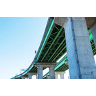 塗装周期を延長し、ライフサイクルコストを軽減できる鋼材です。
同じ塗装・仮設環境下で、普通鋼と比べて塗装周期を約2倍に延長。塩害の多い沿岸部などの橋梁・クレーン・建材に効果を発揮します。