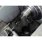 角状または棒状の加工物をエンドミルなどの切削工具を用いて、その表面を削り取り希望の形状・寸法に加工する技術です。