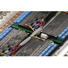 一定量の数量を離れた場所で利用できるようにする必要がある場合、各プロセス変数信号を制御室までの長い個別の接続線で配線する代わりに、
すべての入力信号を便利な場所にあるフィールド マルチプレクサに短い接続で接続する方が有利です。
センサーへのライン。 データは単一の通信回線を介して遠隔監視エリアに送信されます。
マルチプレクサ ソリューションは、本質安全防爆アプリケーションと HART（R） 互換トランスミッタの両方に利用できます。