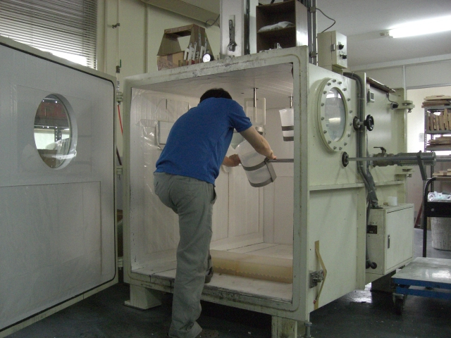   大型注型機から中小型注型機で様々なサイズに対応可能です。