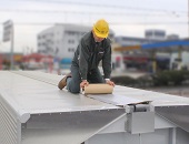 雨漏りの原因となるウイング車のセンターシート劣化に！補修テープ