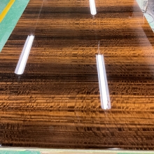 【事例】ポリエステル鏡面塗装仕上げの天板補修（剥離再塗装なし）