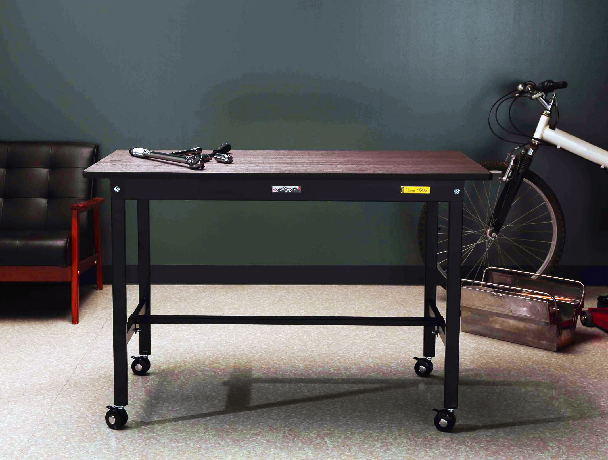 シックな色合いのワークテーブルブラックシリーズ