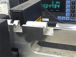 【研究開発事例】0.05mm極細金属ワイヤーの直線加工