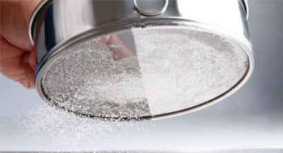 【課題解決事例】化粧瓶の滑りが悪く、搬送中に倒れてしまう