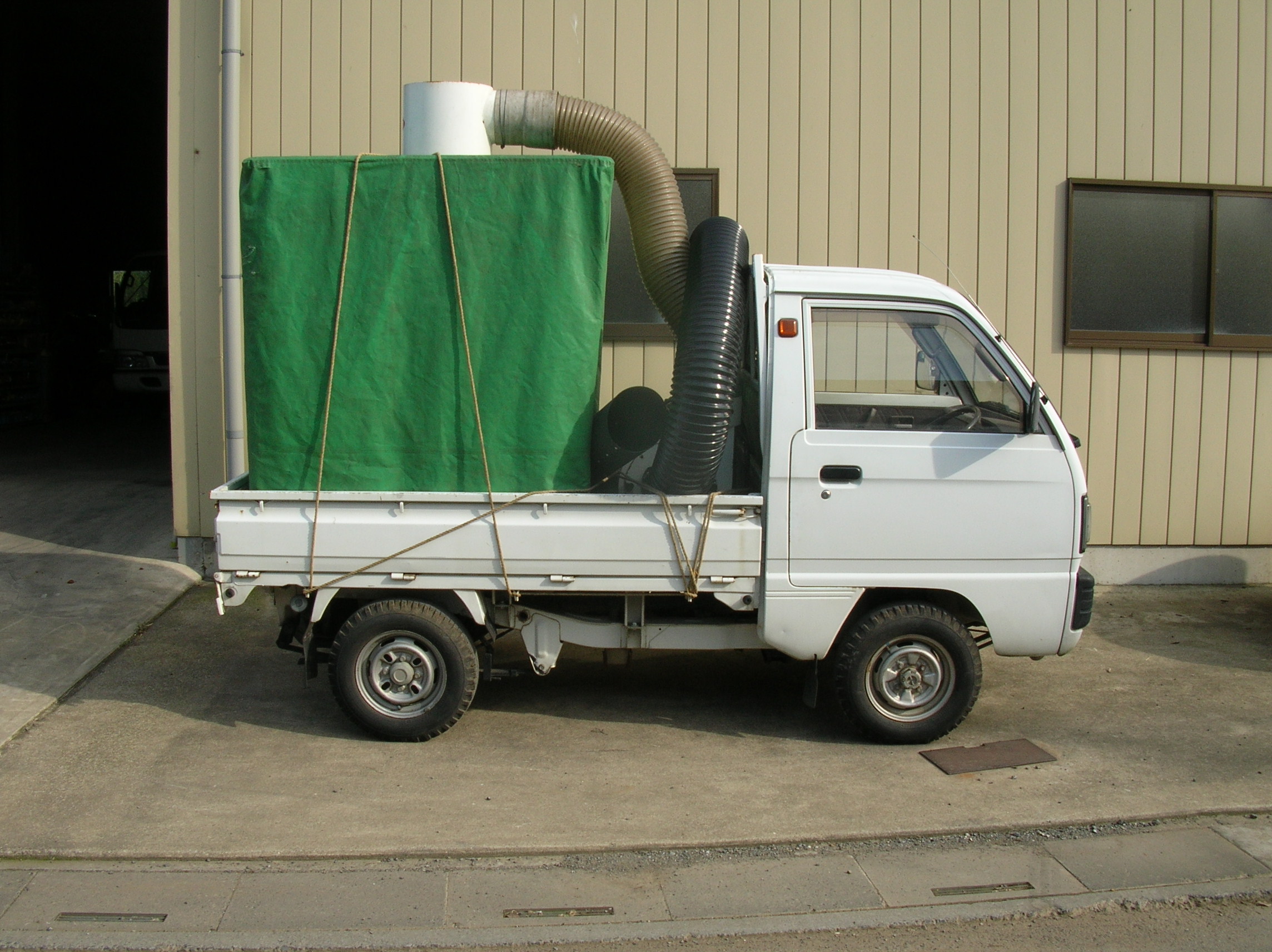 吸引式搭載型集草葉機『バキュームスイーパ』