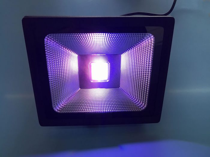 スポットライトの光がまぶしい【遮光フード】