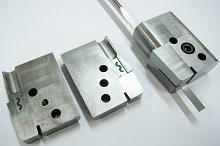 角エジェクターピン用　オイルレス入れ子　かじり・グリス飛散対策