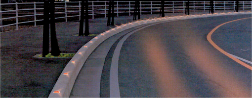   【視認性に優れた蛍光・蓄光タイプ】道路縁石鋲『レーンアイ』