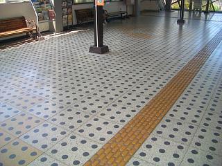 今までにない、 塗るタイプの超耐久すべり止め樹脂を開発