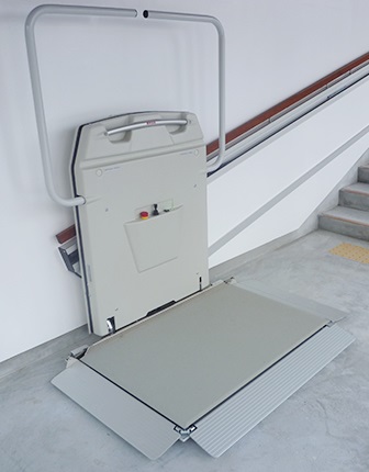 車いす用階段昇降機 直線階段用「シンフォニーEA7」