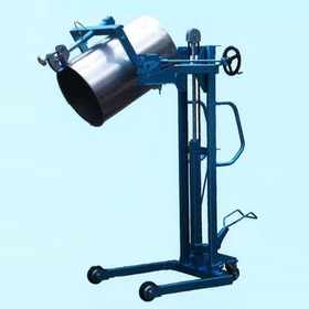 「小さなドラム缶」から内容物の移し出しに