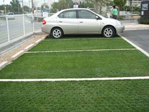 ヒートアイランド現象を防止するローンベース 芝生の駐車場
