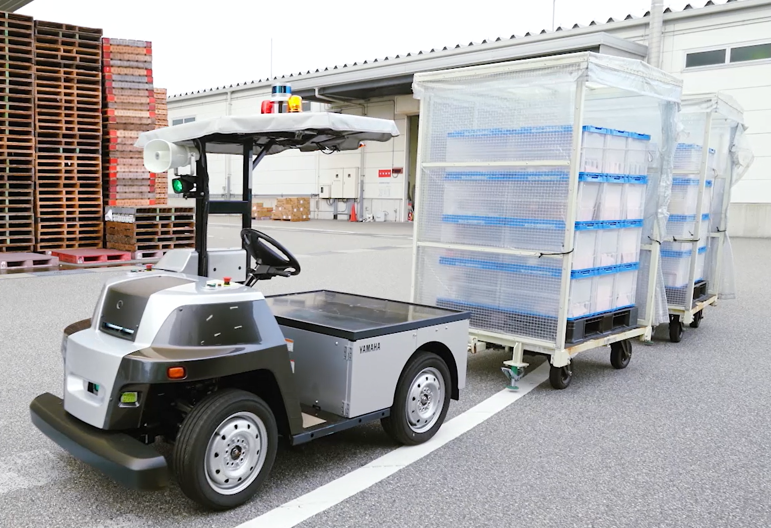 導入工事不要、屋内外対応の自動搬送サービス"eve auto"