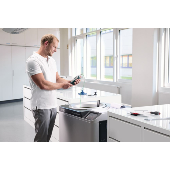 people-lab-scene_Centrifuge-CP100NX_service_temperature-measurement - CMYK.jpg