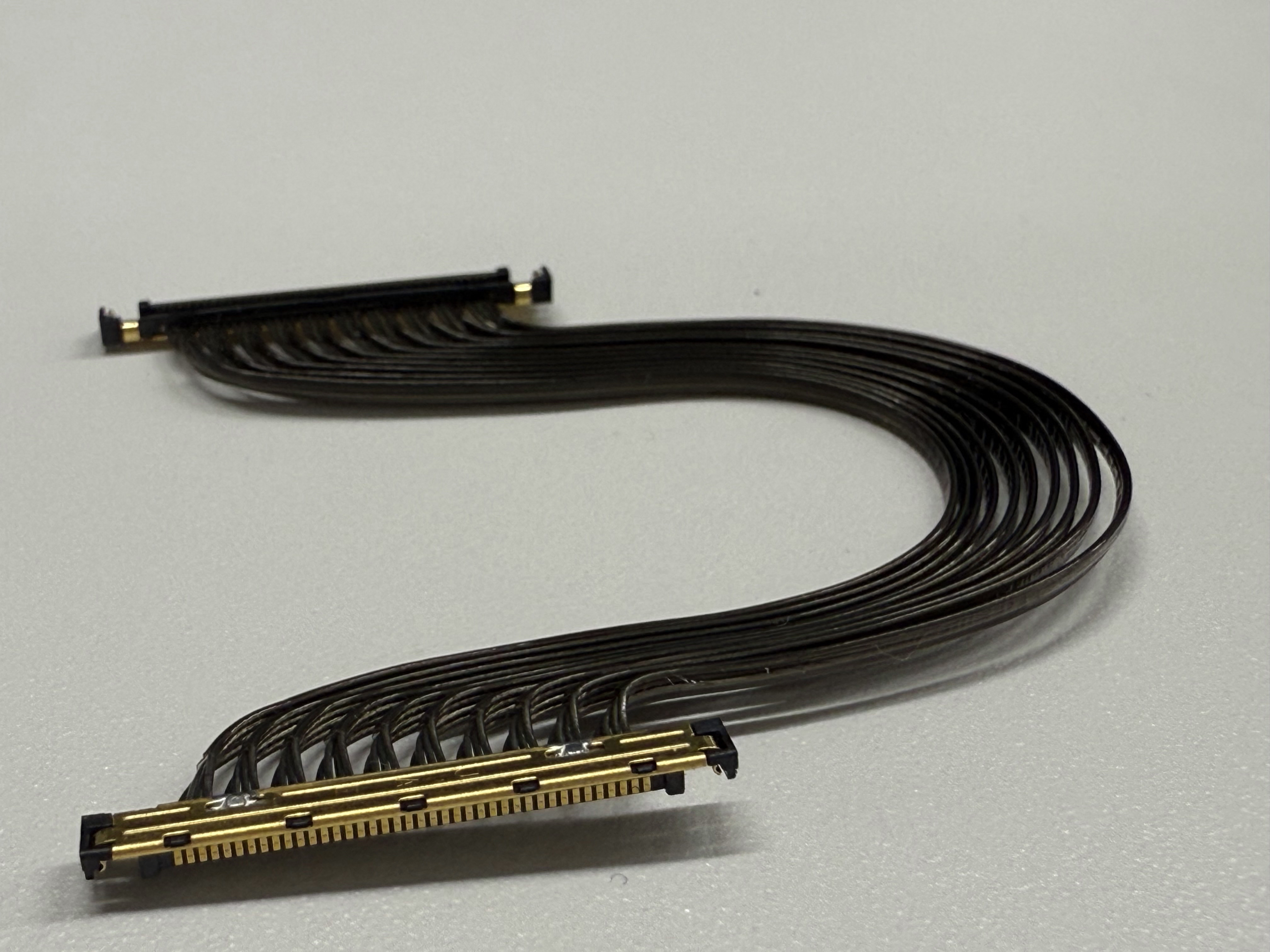 フラット極細同軸ケーブル】薄型・高耐久！高速伝送＆スライド対応