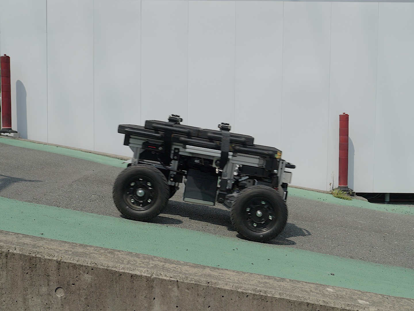 100kg積載時に8°の登降坂可能！多目的電動台車『MITRA』