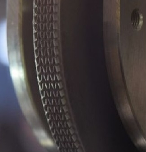 真っ直ぐスムーズに開封できるパウチ加工に！易開封ミシン刃