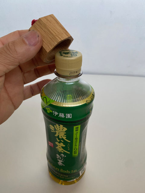 固く閉まったペットボトルを容易に開けれる！ペットボトルオープナー