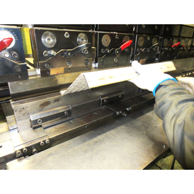 実は難しい…。ステンレス縞板の高精度ブレーキ曲げ加工！ 製品画像