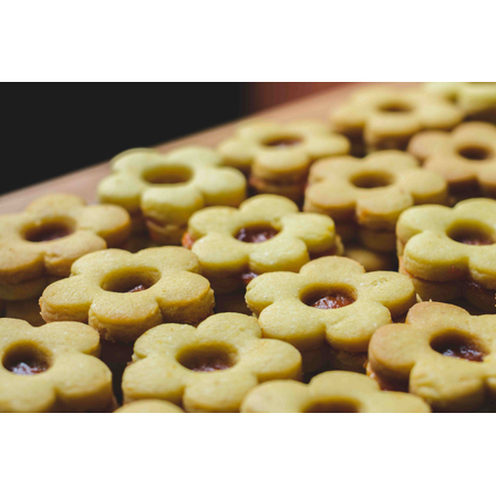 cookies-flower-shaped-with-orange-jam.jpg