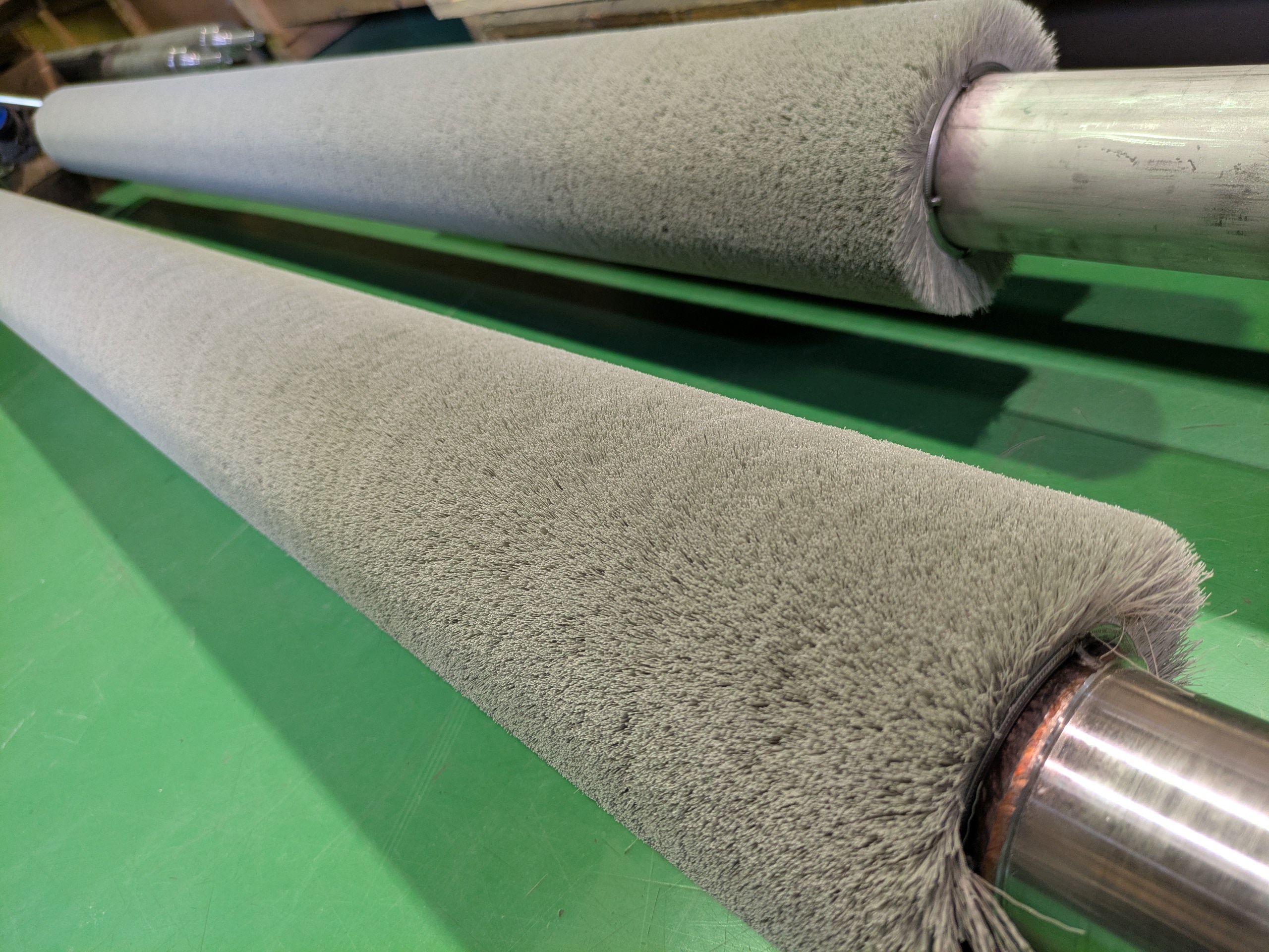 【自動車用ガラズ向け】研磨材入りロールブラシ（板ガラス洗浄用）