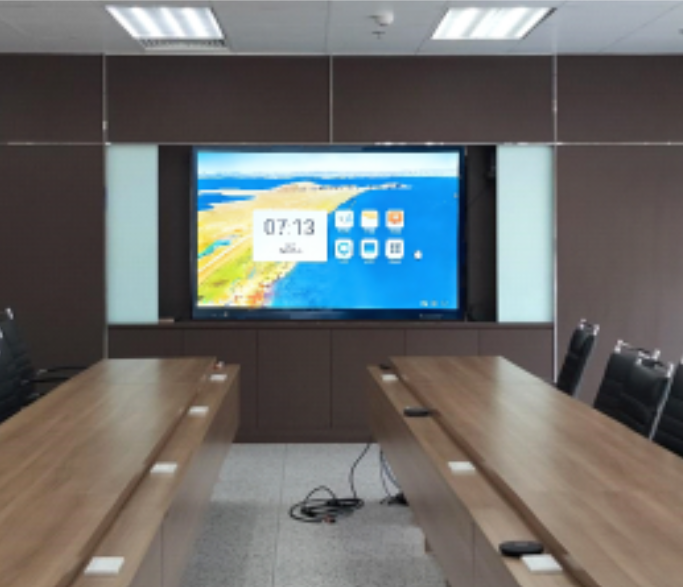 遠くの座席でもしっかり見える!会議室に適した98インチ大型モニタ