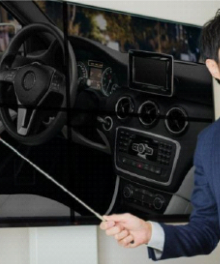 複数人が参加するプレゼンテーションに！98インチの大型モニタ