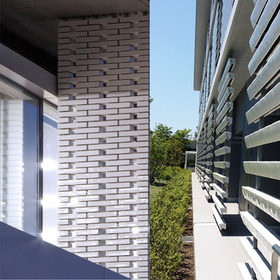 【建材】汚損に強いCC(クリスタル・セラミック)ルーバー