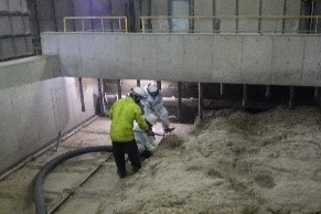 バイオマス燃料の木チップを吸引・移送した清掃事例