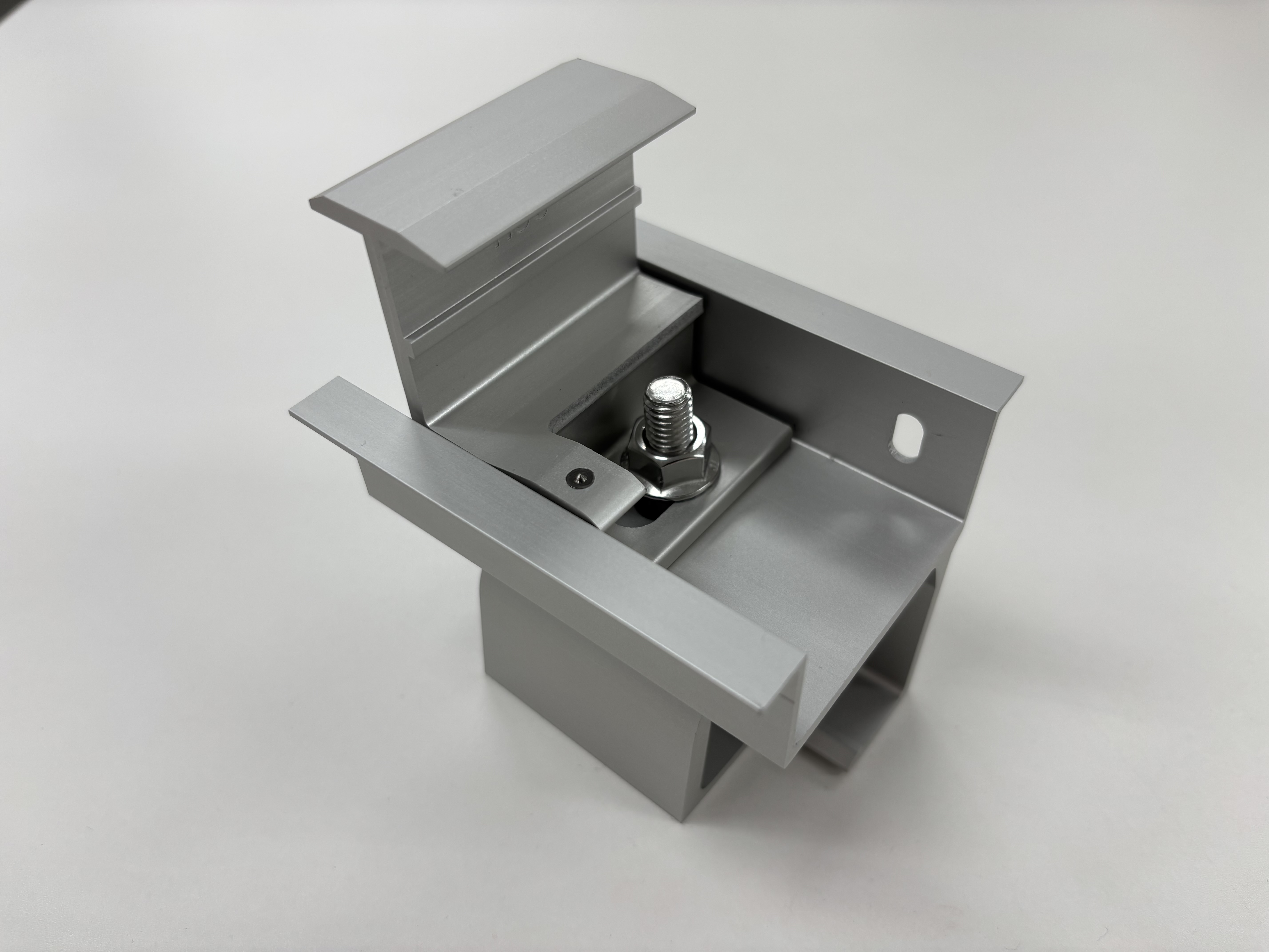 【自家消費太陽光発電向け】ハゼ式折板屋根金具